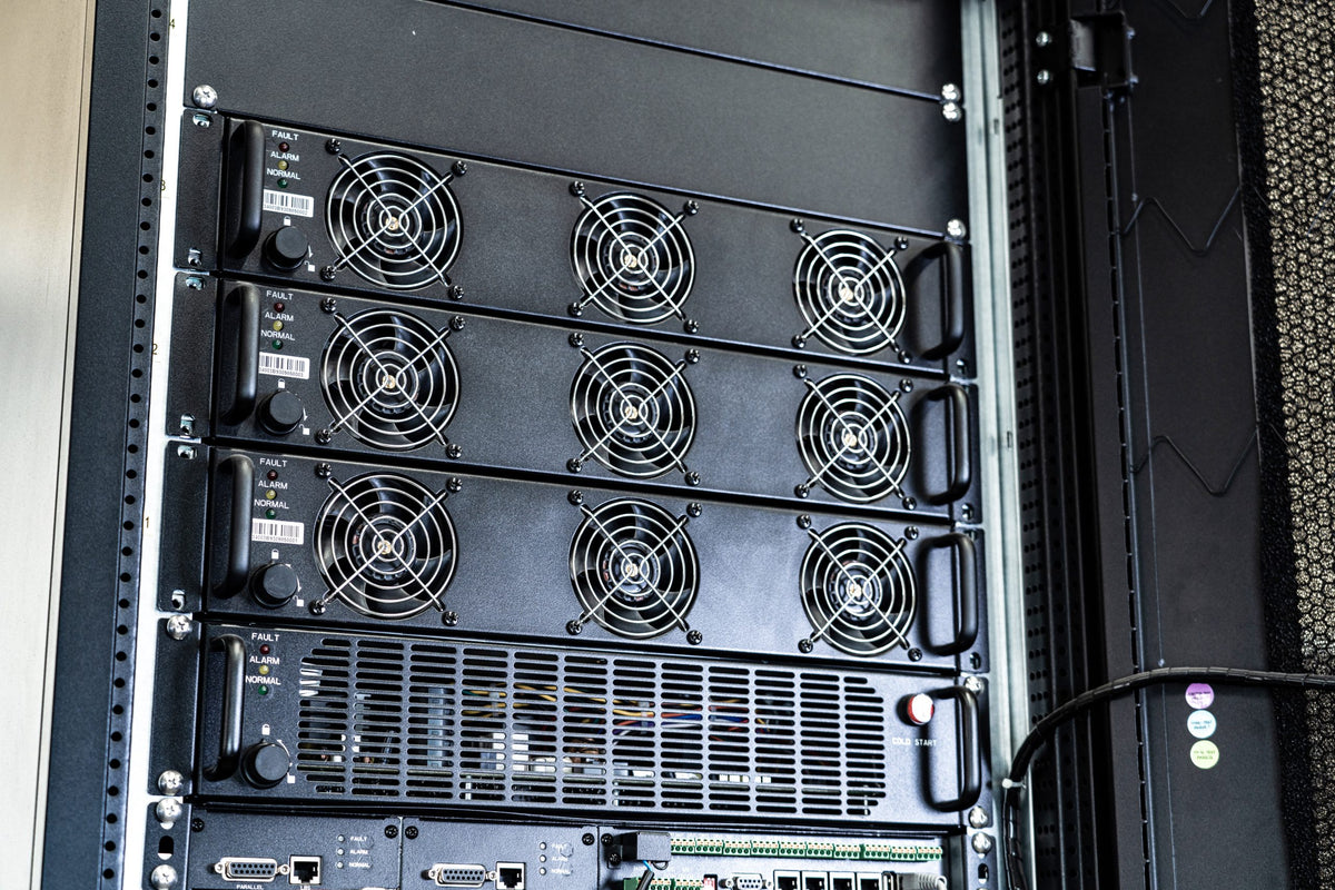 UPS Modular Escalable hasta 60kW – Chasis de Alta Disponibilidad para Data Center