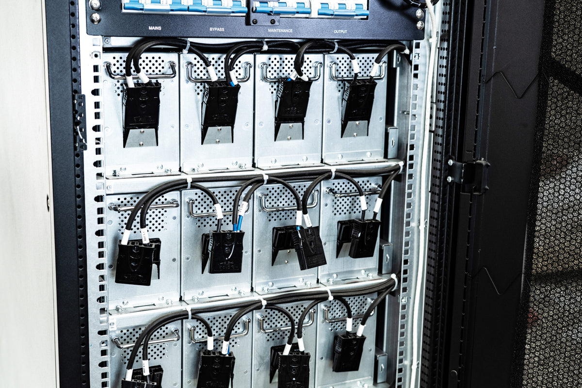 UPS Modular Escalable hasta 200kW – Chasis de Alta Disponibilidad para Data Center