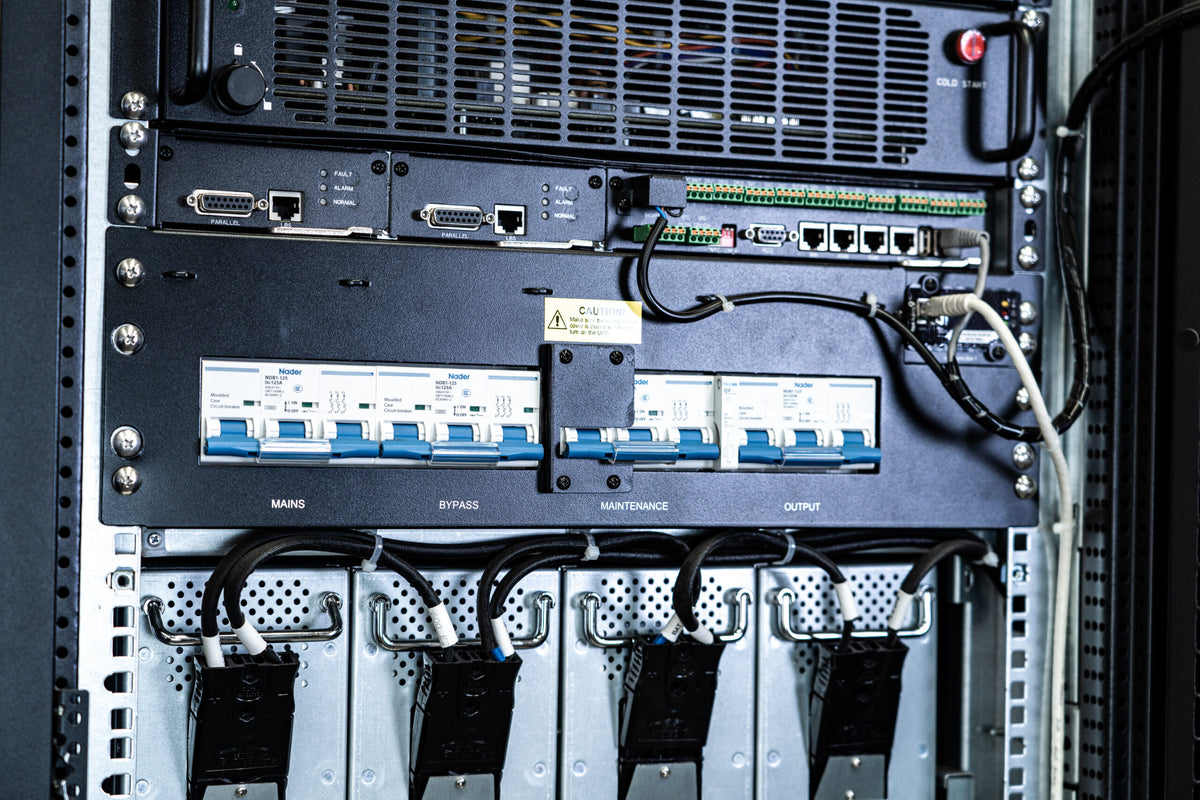 UPS Modular Escalable hasta 200kW – Chasis de Alta Disponibilidad para Data Center