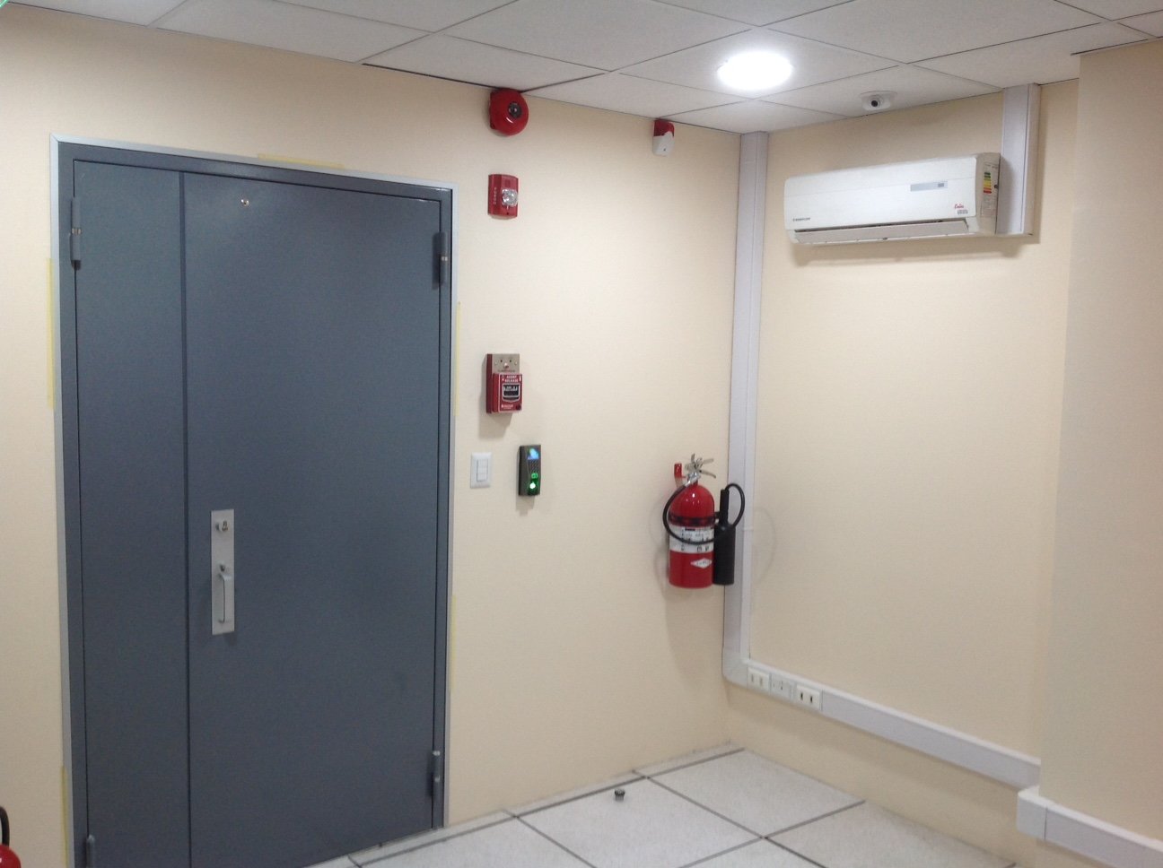 Acceso al data center con puerta de seguridad y señalética de emergencia