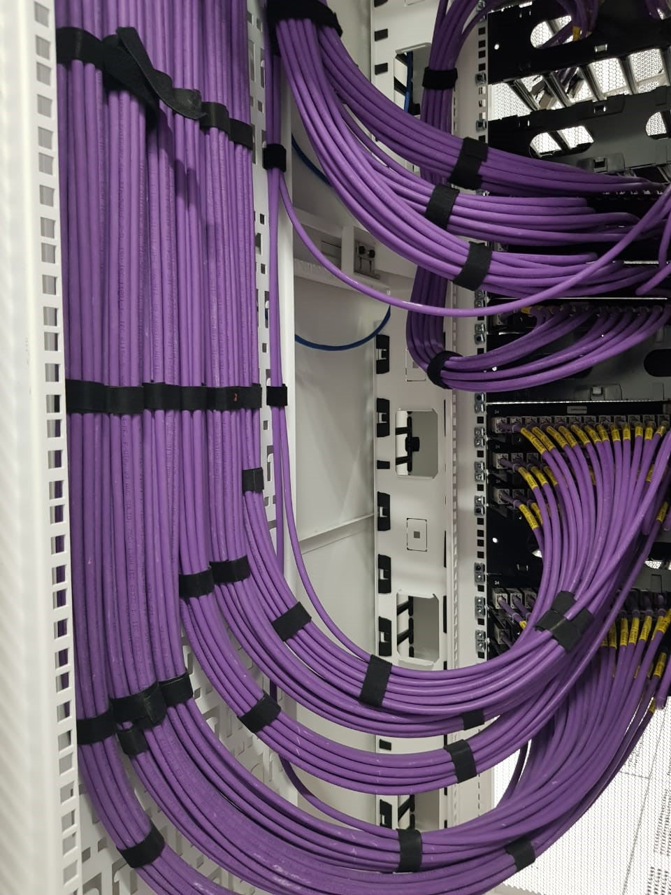 Peinado vertical de cableado estructurado Cat 6A en gabinete Siemon