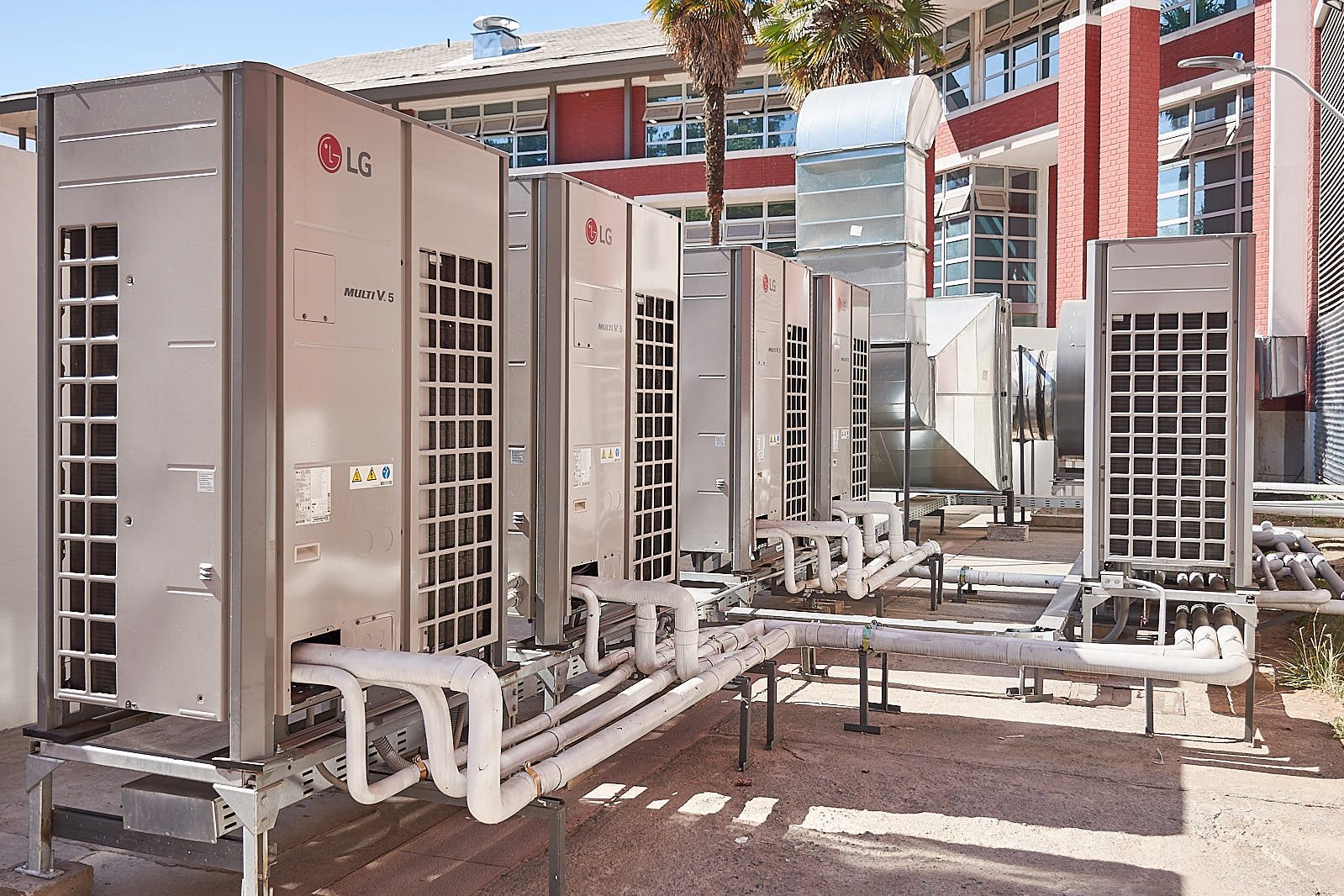Unidades condensadoras VRF LG Multi V 5 con recuperación de calor en patio de instalaciones