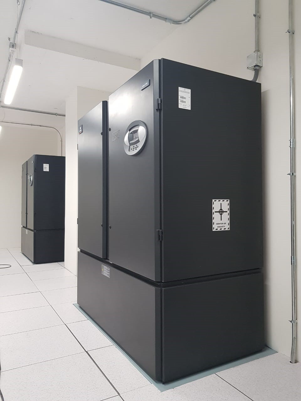 Equipos de climatización perimetral CRAC Vertiv en sala de cómputos con piso técnico