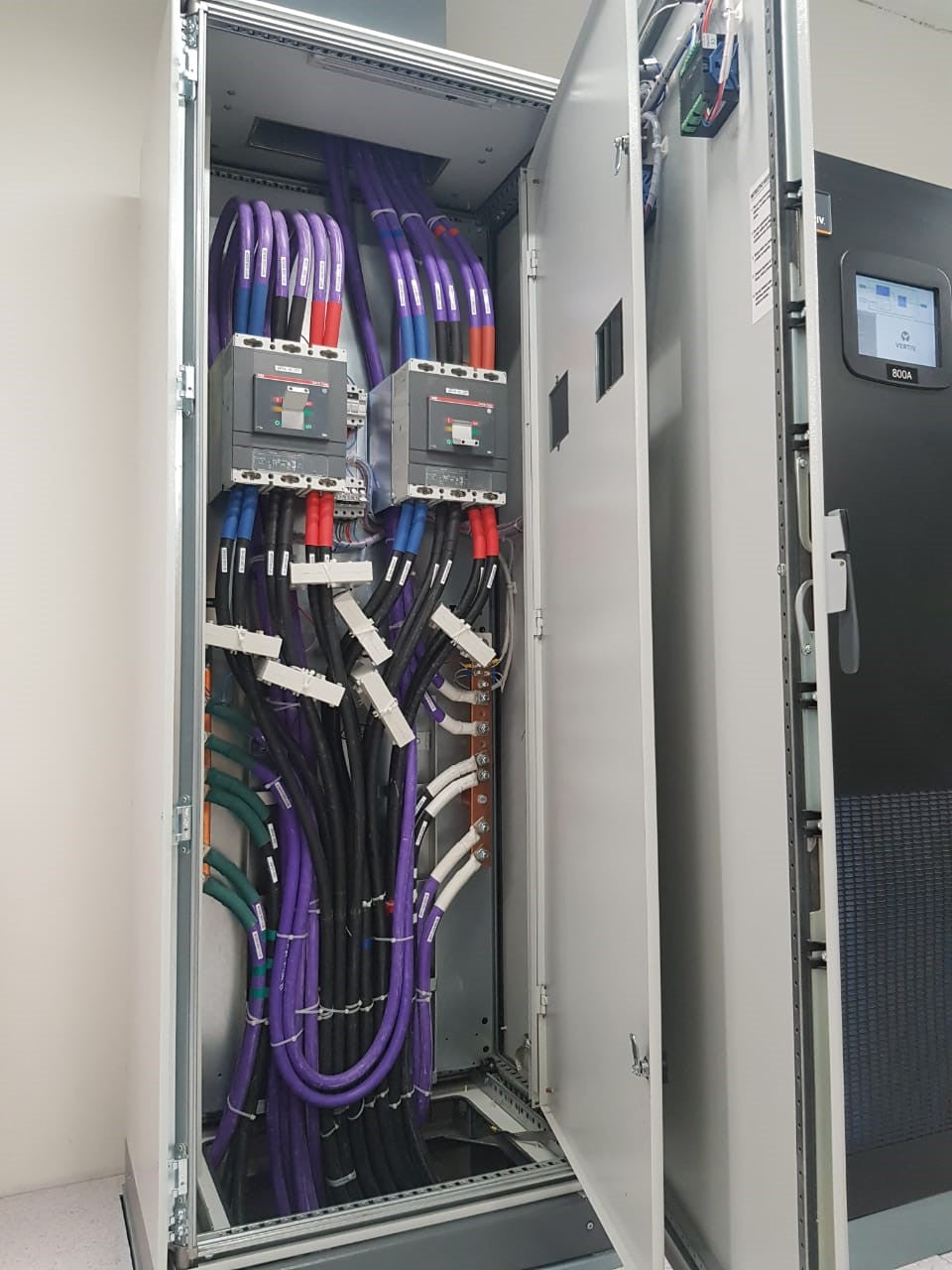 Tablero eléctrico de distribución con interruptores ABB Tmax para data center