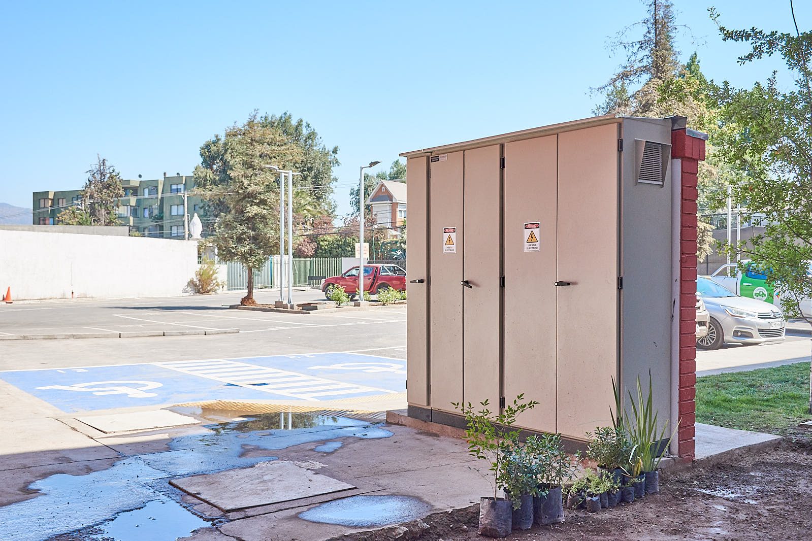 Tablero eléctrico exterior en patio de instalaciones del edificio